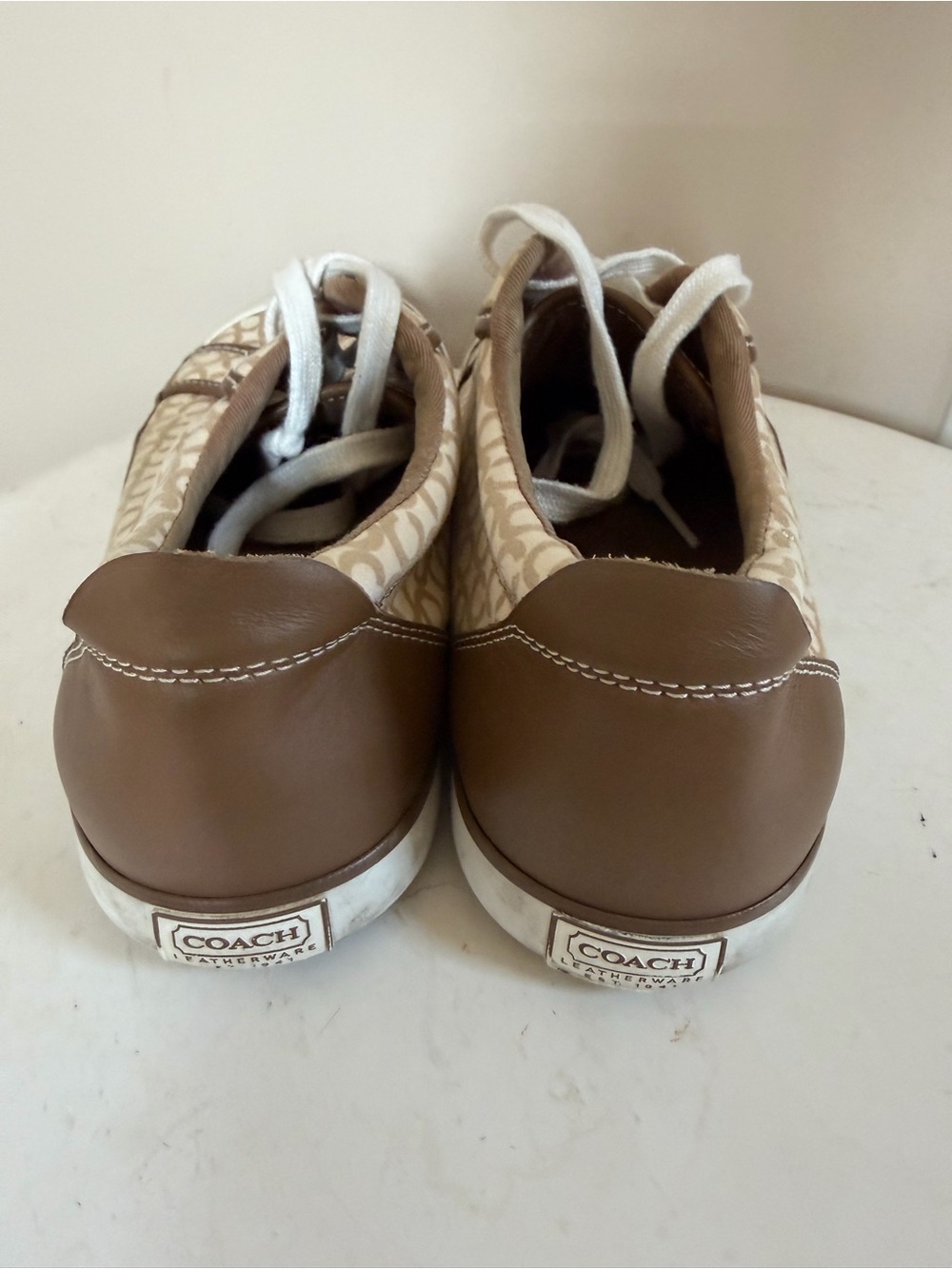Coach woman’s Barrett vintage style logo lace up sneakers in a 9.5 - Picture 5 of 9
